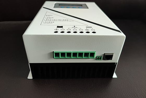 کنترلر شارژ MPPT خارج از شبکه، باتری 48 ولت 1000 واتی که با صفحه نمایش LCD متصل می شود