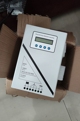 کنترلر شارژ MPPT خارج از شبکه، باتری 48 ولت 1000 واتی که با صفحه نمایش LCD متصل می شود
